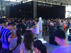 疯狂军团展台人气爆棚 狂送千万流量现场嗨翻天