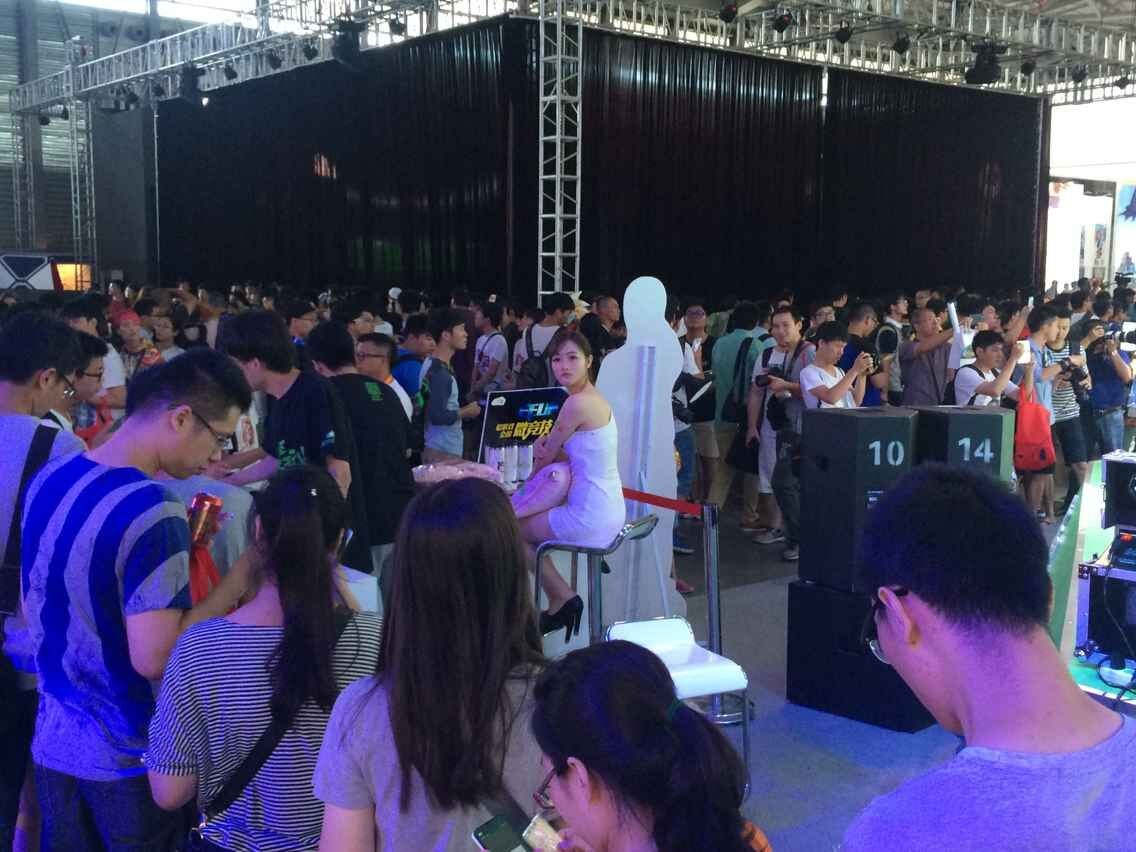 疯狂军团展台人气爆棚 狂送千万流量现场嗨翻天