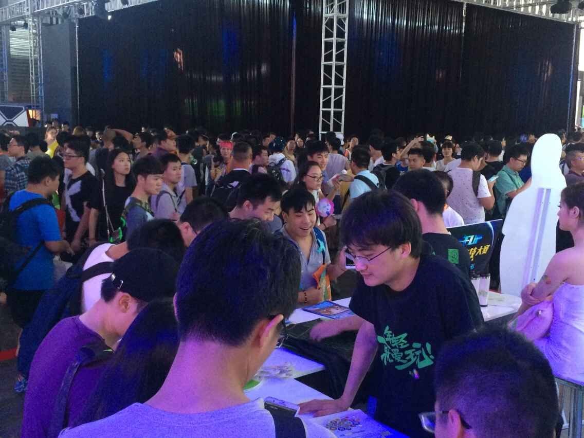 疯狂军团展台人气爆棚 狂送千万流量现场嗨翻天