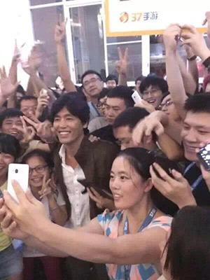 亚洲表情帝金馆长惊现广州 魔性笑容魅力依旧